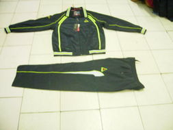 福州荣登贸易 以公鸡运动套装为核心的全品类服饰零售批发服务商